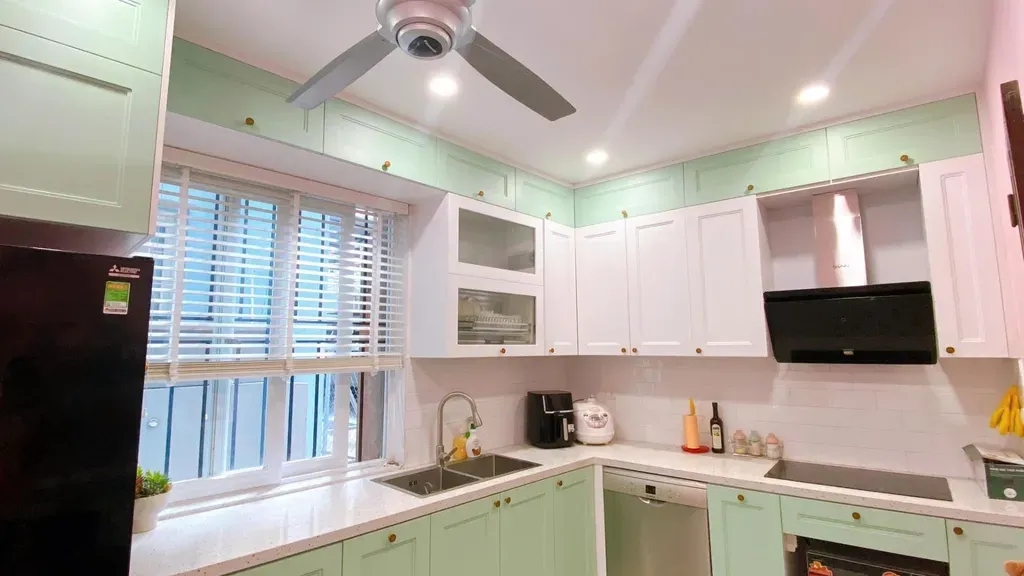 Phòng bếp - Chi hẳn 300 triệu “lột xác” cho nhà phố xuống cấp: quyết định sáng suốt nhất của tôi | Space T
