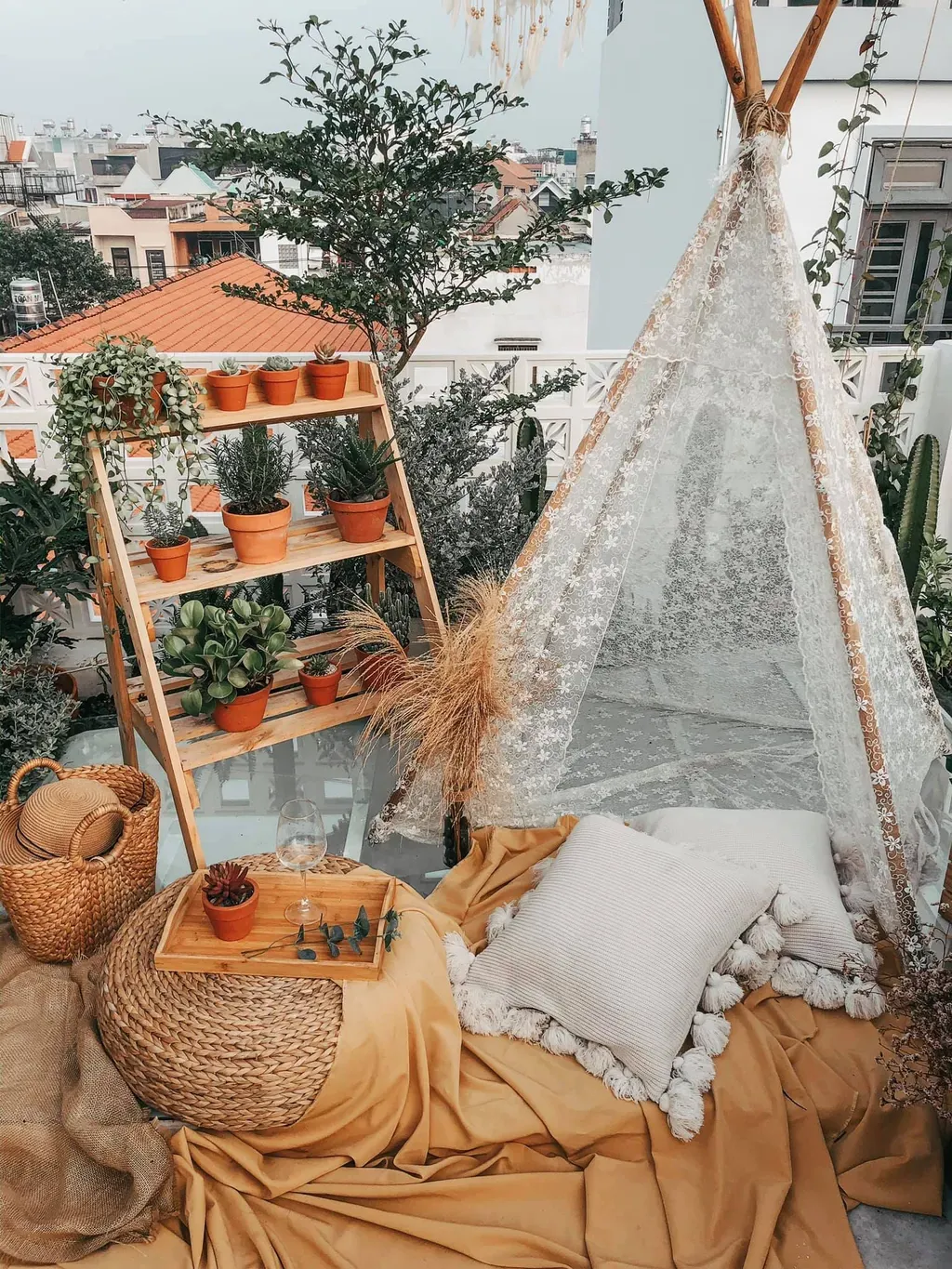 Lô gia, Sân thượng - Tự tay cải tạo nhà phố cũ nát với phong cách Bắc Âu kết hợp Bohemian  | Space T