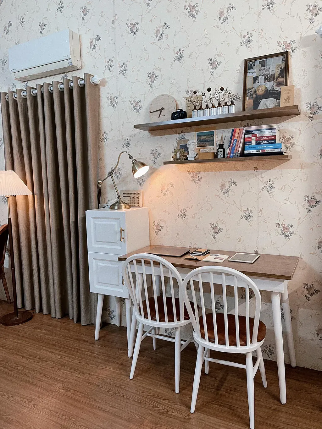 Phòng ngủ, Phòng làm việc - Cải tạo phòng ngủ 30m2 kiểu cổ điển dành cho 4 người | Space T