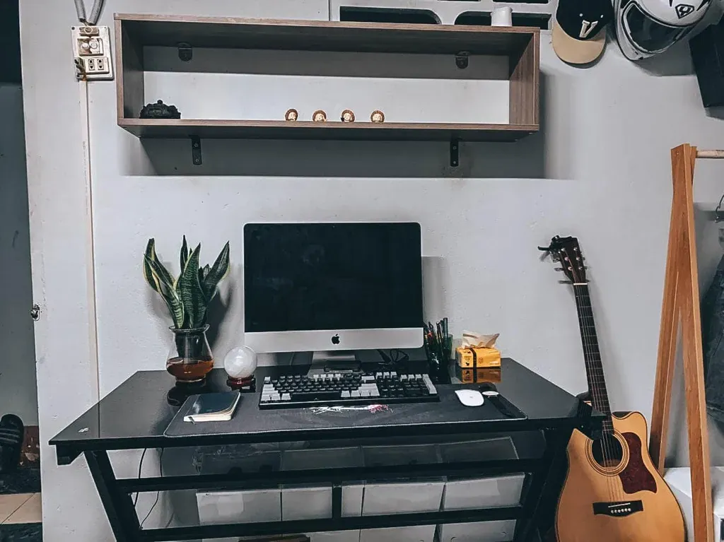 Phòng làm việc - Cách một tín đồ mê đồ chơi Nhật tự trang trí phòng ngủ  | Space T