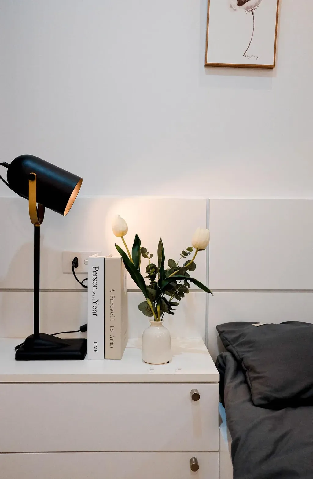 Phòng ngủ - Căn hộ phong cách Modern và Minimalist với tông trắng - đen, tranh canvas và hoa khô | Space T