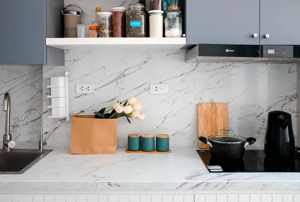 Phòng bếp - Căn hộ phong cách Modern và Minimalist với tông trắng - đen, tranh canvas và hoa khô | Space T