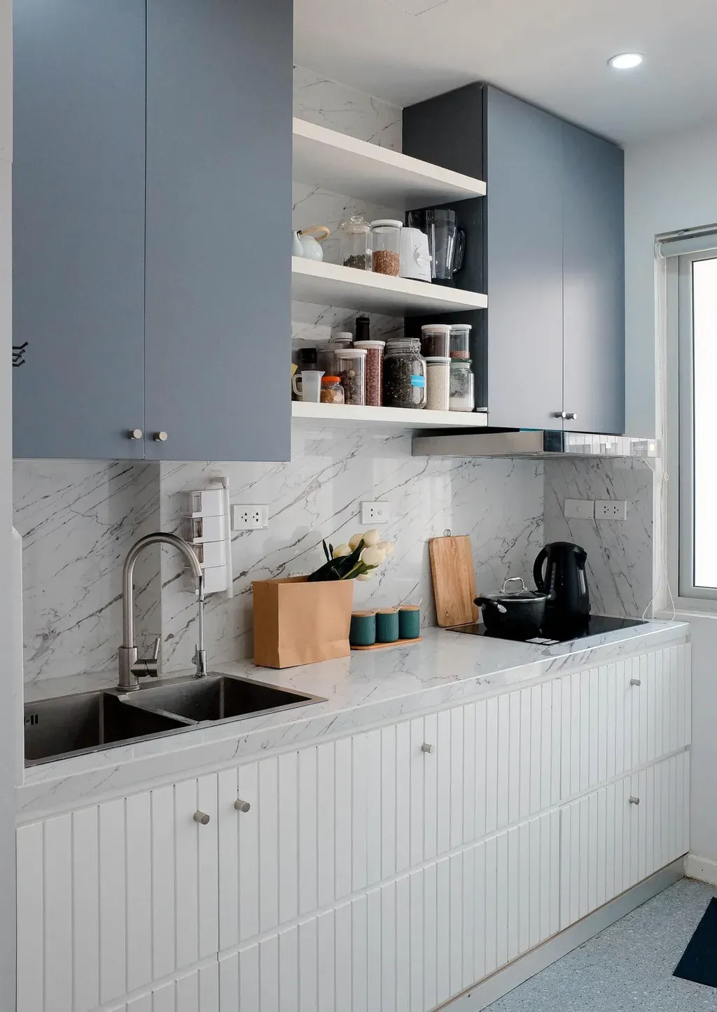 Phòng bếp - Căn hộ phong cách Modern và Minimalist với tông trắng - đen, tranh canvas và hoa khô | Space T