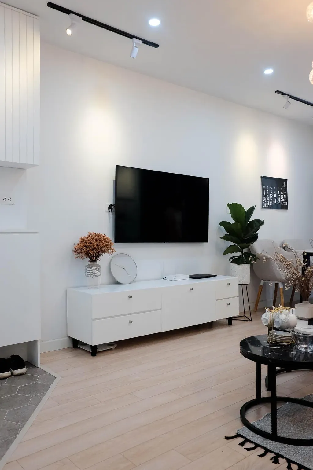 Phòng khách - Căn hộ phong cách Modern và Minimalist với tông trắng - đen, tranh canvas và hoa khô | Space T