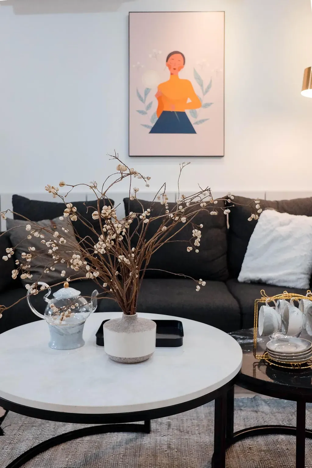 Phòng khách - Căn hộ phong cách Modern và Minimalist với tông trắng - đen, tranh canvas và hoa khô | Space T