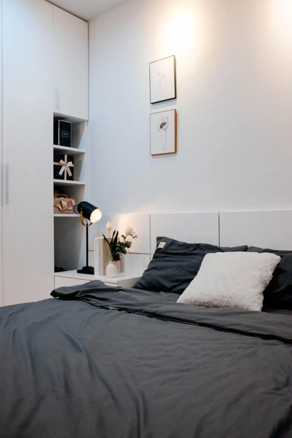 Phòng ngủ - Căn hộ phong cách Modern và Minimalist với tông trắng - đen, tranh canvas và hoa khô | Space T