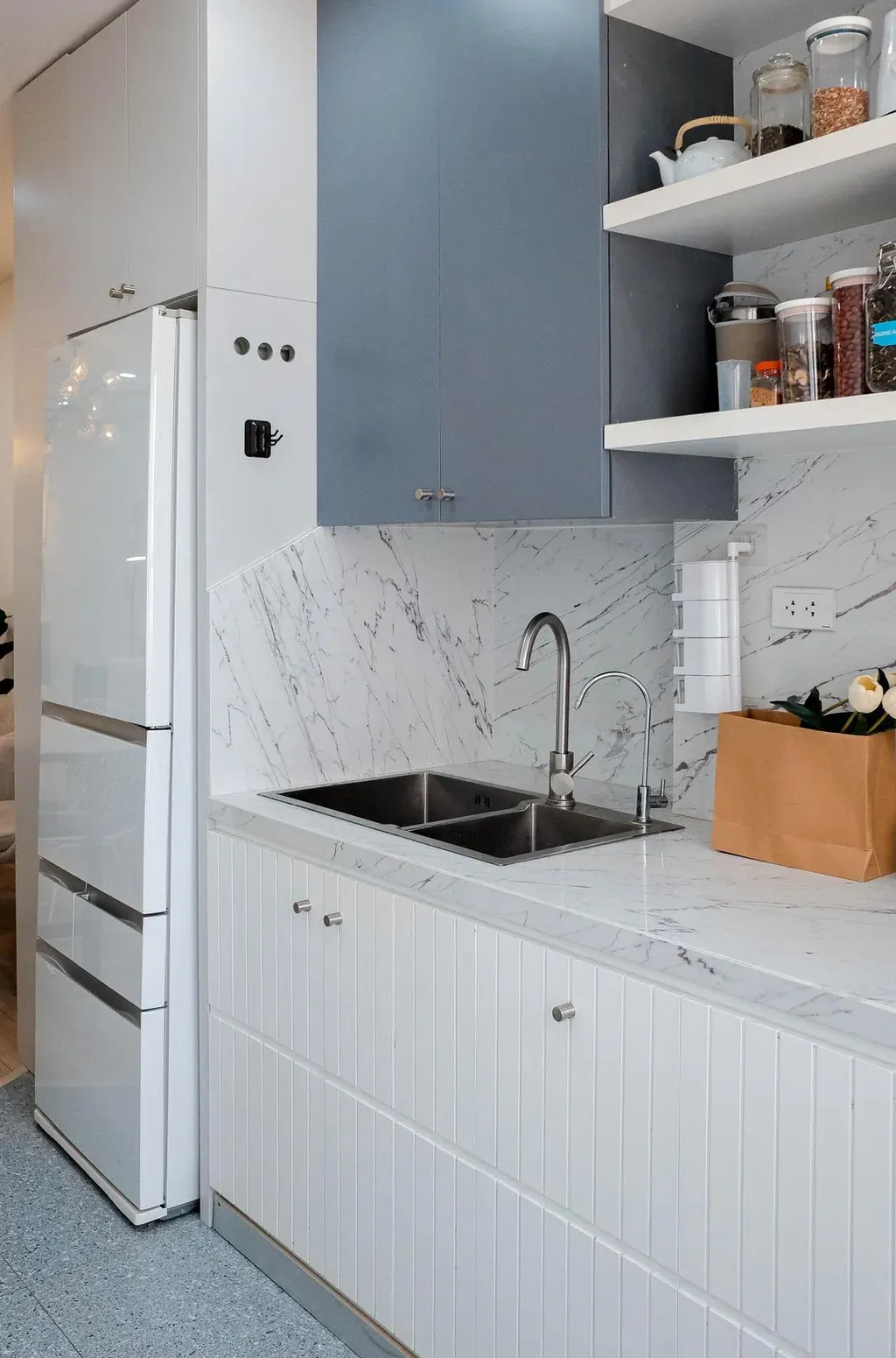 Phòng bếp - Căn hộ phong cách Modern và Minimalist với tông trắng - đen, tranh canvas và hoa khô | Space T