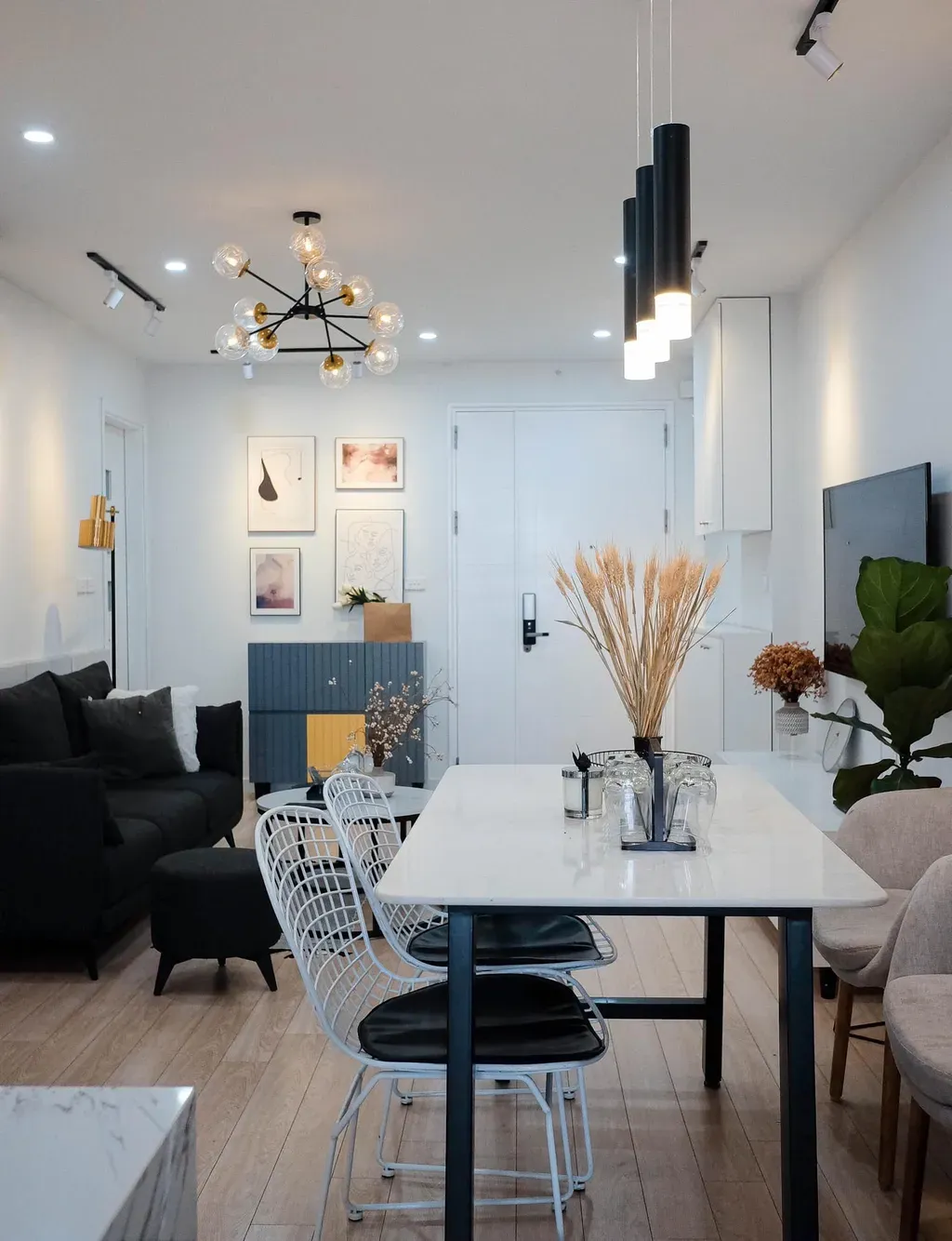Phòng khách - Căn hộ phong cách Modern và Minimalist với tông trắng - đen, tranh canvas và hoa khô | Space T
