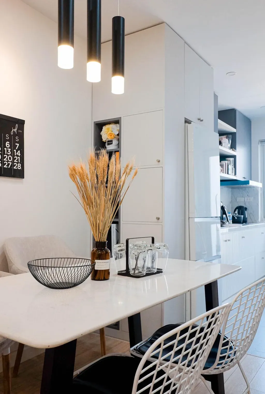 Phòng bếp, Phòng ăn - Căn hộ phong cách Modern và Minimalist với tông trắng - đen, tranh canvas và hoa khô | Space T