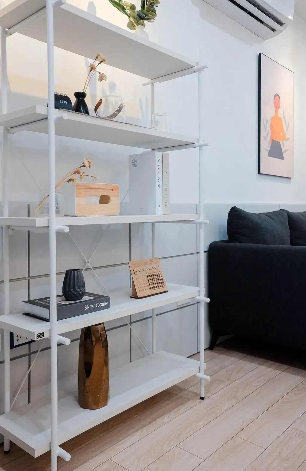 Phòng khách - Căn hộ phong cách Modern và Minimalist với tông trắng - đen, tranh canvas và hoa khô | Space T
