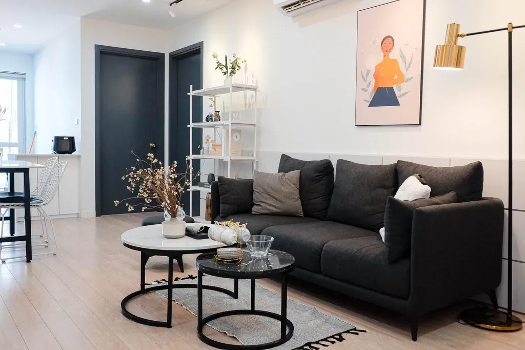 Phòng khách - Căn hộ phong cách Modern và Minimalist với tông trắng - đen, tranh canvas và hoa khô | Space T
