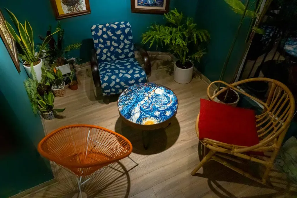 Phòng khách, Phòng bếp - 16 triệu cải tạo căn phòng tập thể như phòng triển lãm nghệ thuật | Space T