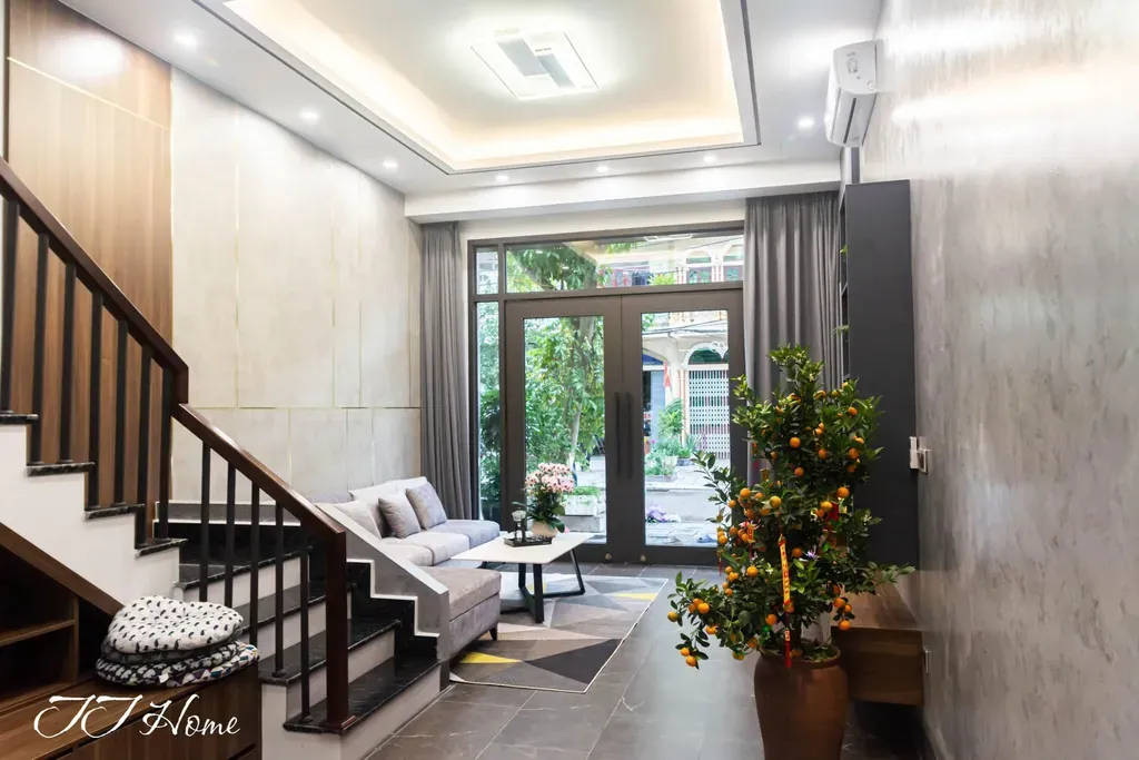 Phòng khách - Nhà phố diện tích nhỏ được mở rộng không gian với phong cách Modern  | Space T