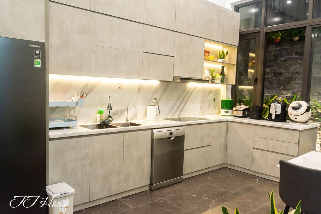 Phòng bếp - Nhà phố diện tích nhỏ được mở rộng không gian với phong cách Modern   | Space T