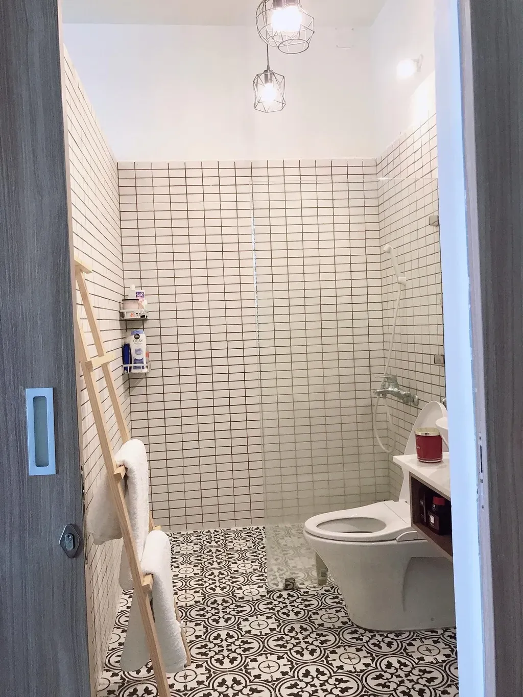 Phòng tắm - Căn hộ được cải tạo từ sân thượng nhà phố với tông màu gỗ ấm áp | Space T