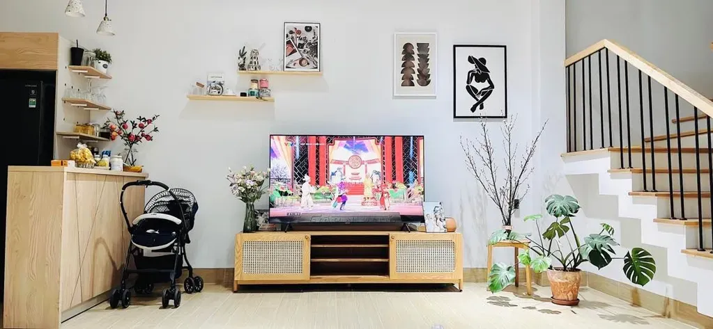 Phòng khách - Nhà thoáng đãng, tươi mát nhờ trang trí nội thất với gỗ và cây xanh | Space T