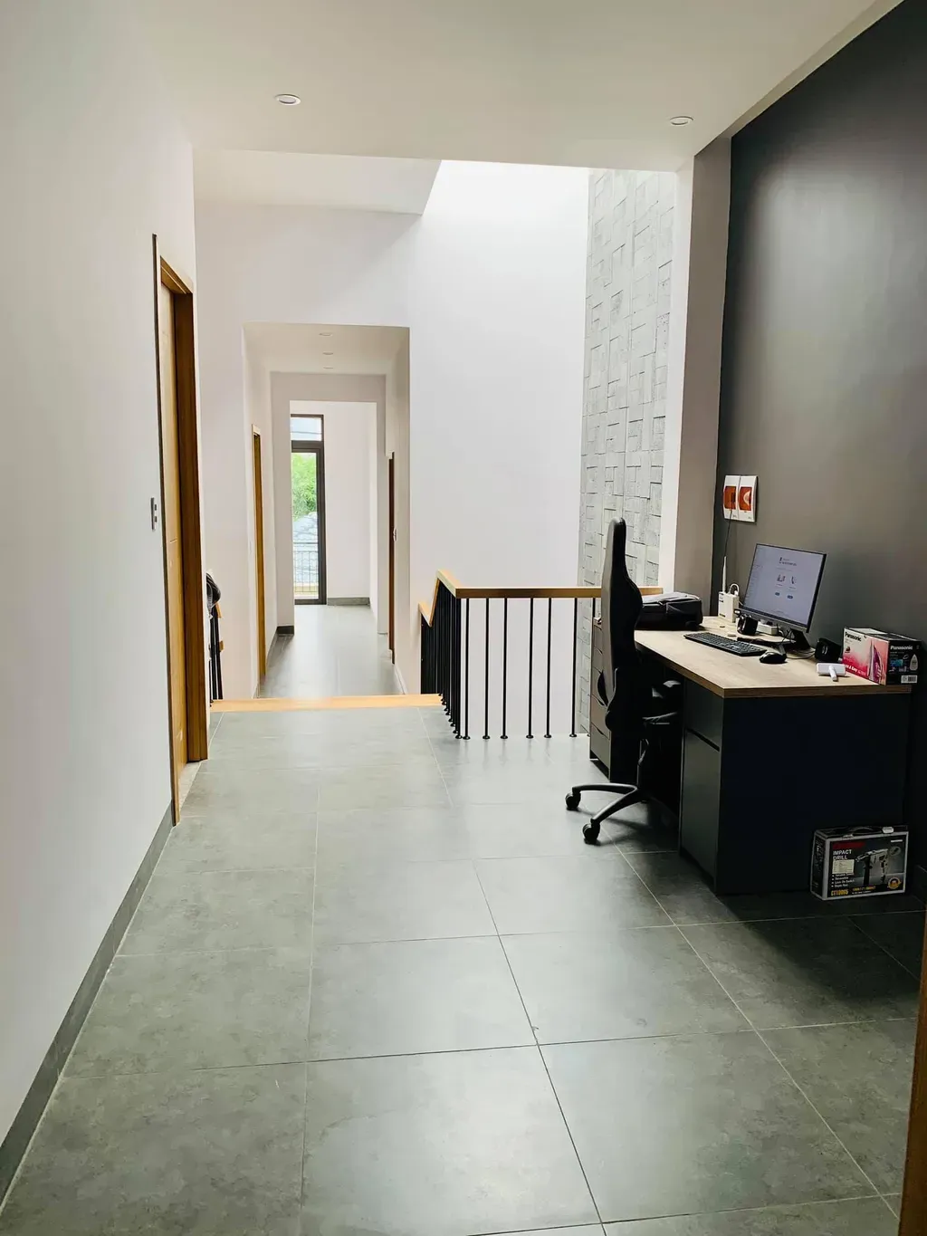 Phòng làm việc - Nhà thoáng đãng, tươi mát nhờ trang trí nội thất với gỗ và cây xanh | Space T