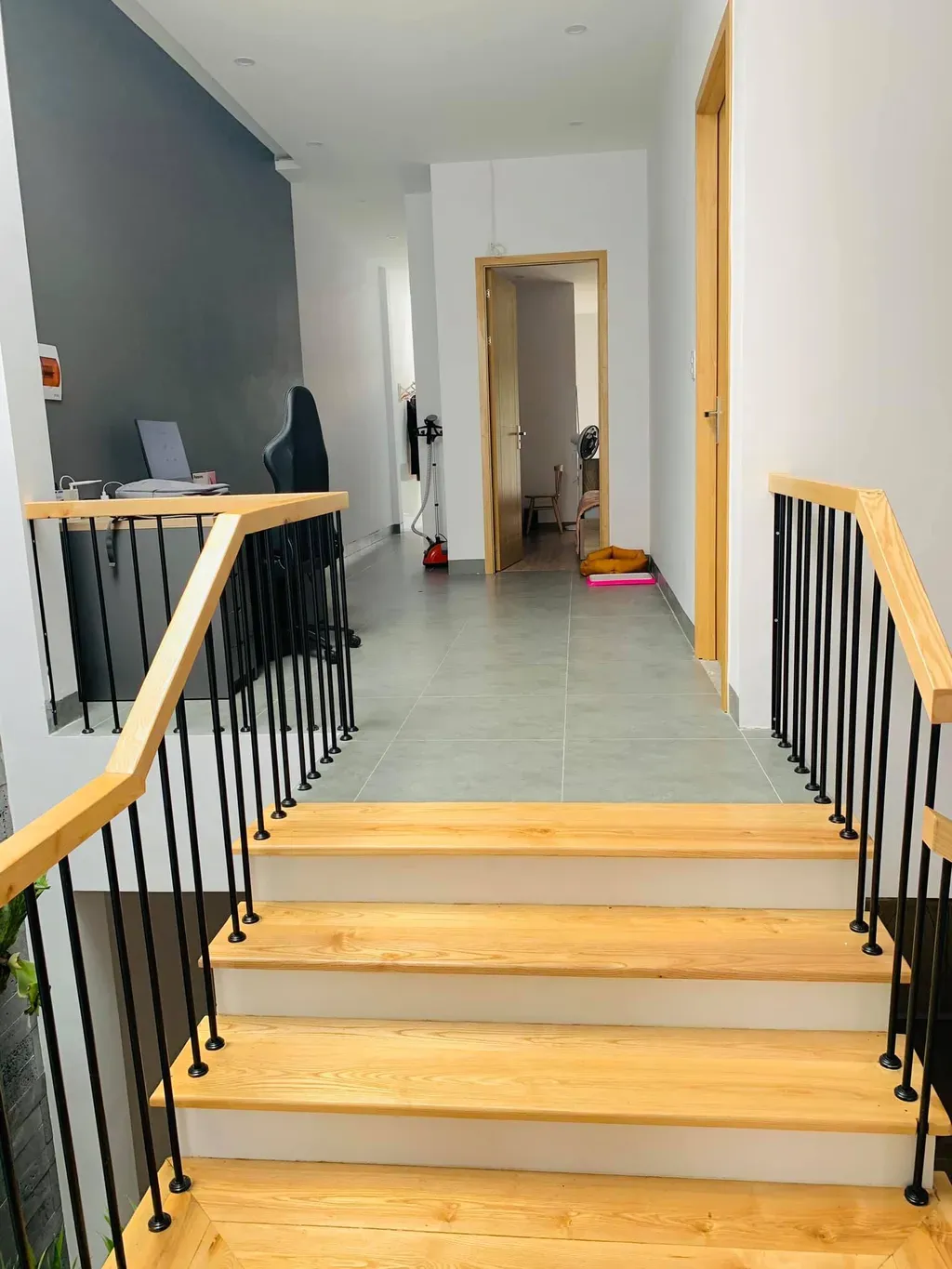 Phòng làm việc, Cầu thang - Nhà thoáng đãng, tươi mát nhờ trang trí nội thất với gỗ và cây xanh | Space T
