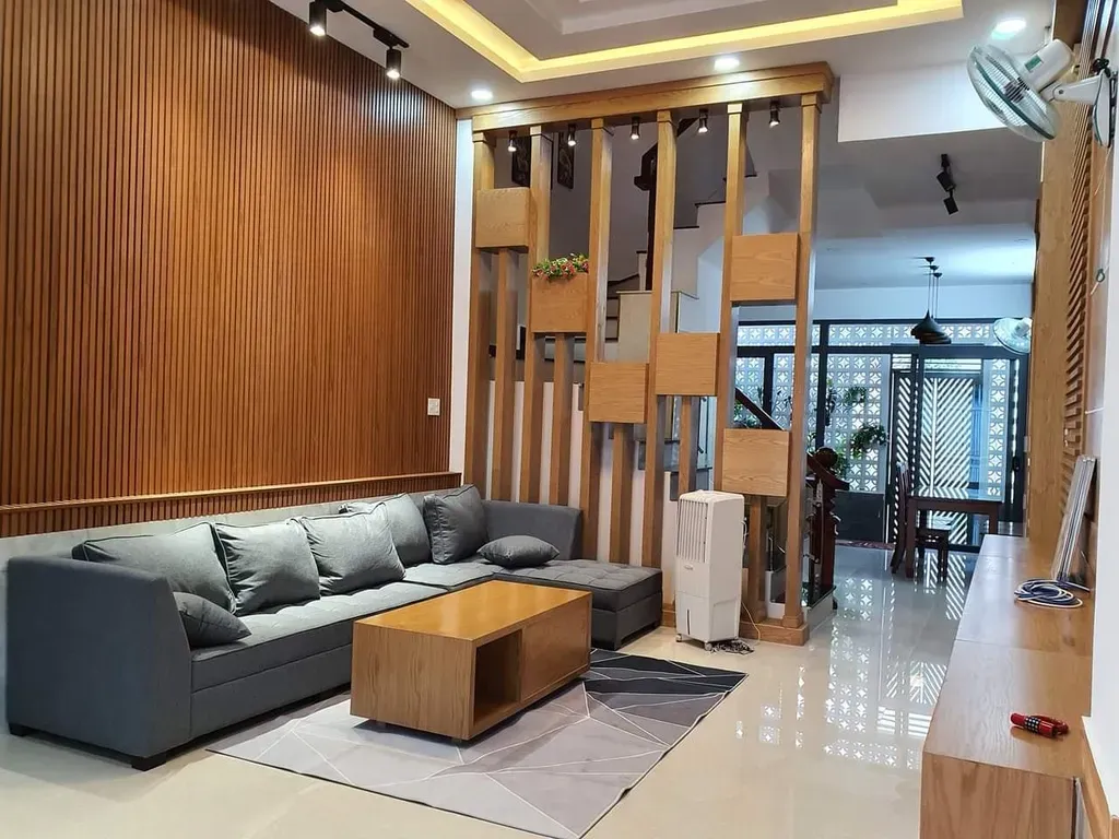 Phòng khách - Nhà phố gam màu đất xây mái bằng hiện đại cho người mệnh Thổ | Space T