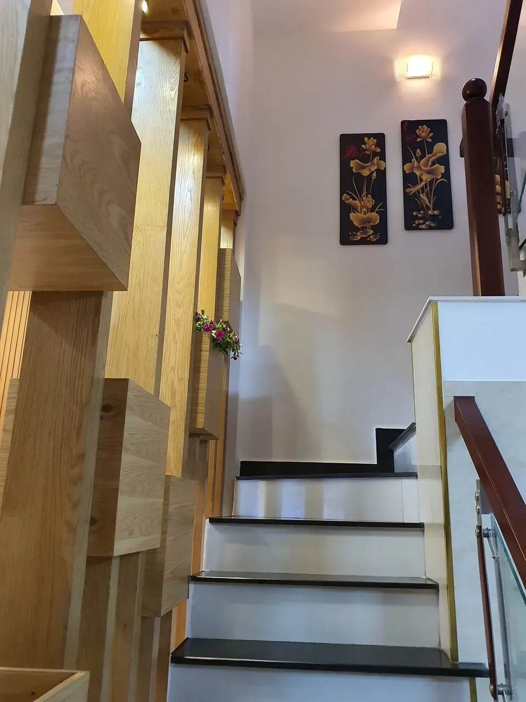 Lối vào, Cầu thang - Nhà phố gam màu đất xây mái bằng hiện đại cho người mệnh Thổ | Space T