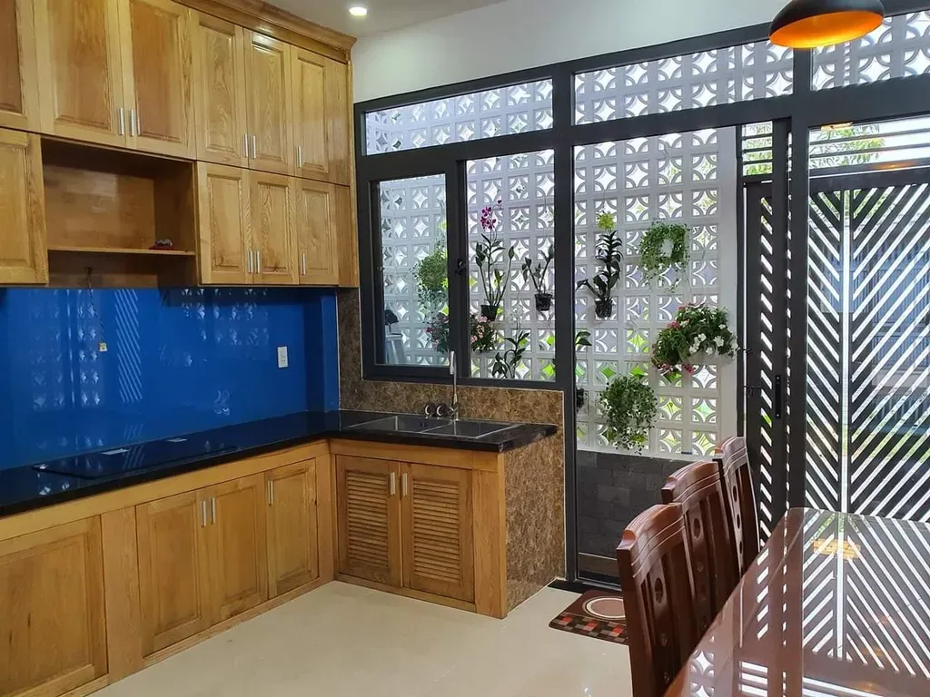 Phòng bếp - Nhà phố gam màu đất xây mái bằng hiện đại cho người mệnh Thổ | Space T