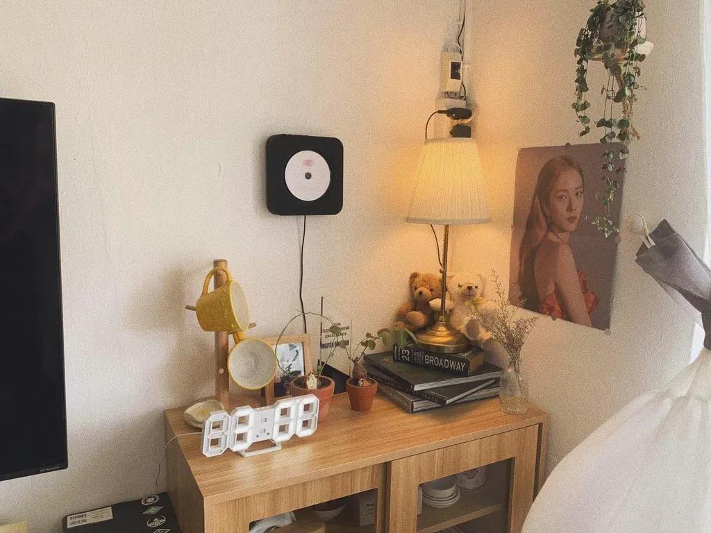 Phòng ngủ, Phòng làm việc - Cải tạo phòng trọ trong chung cư cũ giữa trung tâm Sài Gòn | Space T