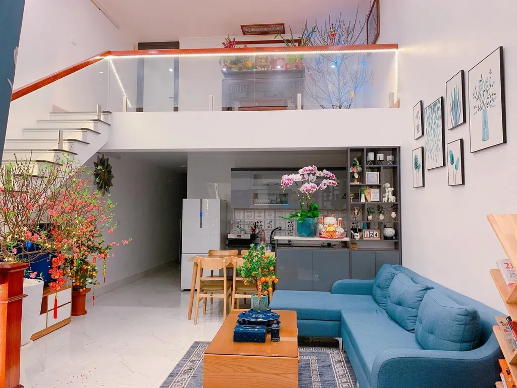 Phòng khách - Làm nhà phố màu xanh biển với tầng lửng đủ công năng tiết kiệm chi phi | Space T