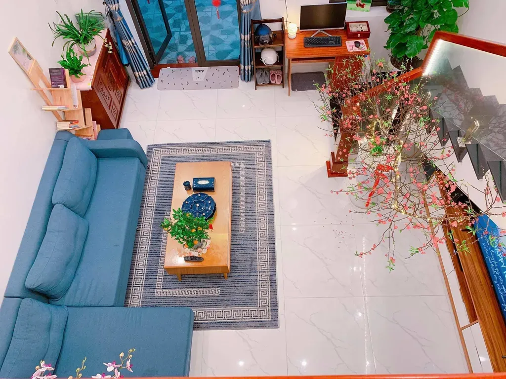 Phòng khách - Làm nhà phố màu xanh biển với tầng lửng đủ công năng tiết kiệm chi phi | Space T