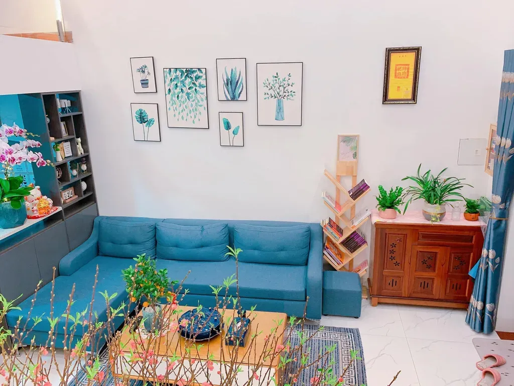 Phòng khách - Làm nhà phố màu xanh biển với tầng lửng đủ công năng tiết kiệm chi phi | Space T