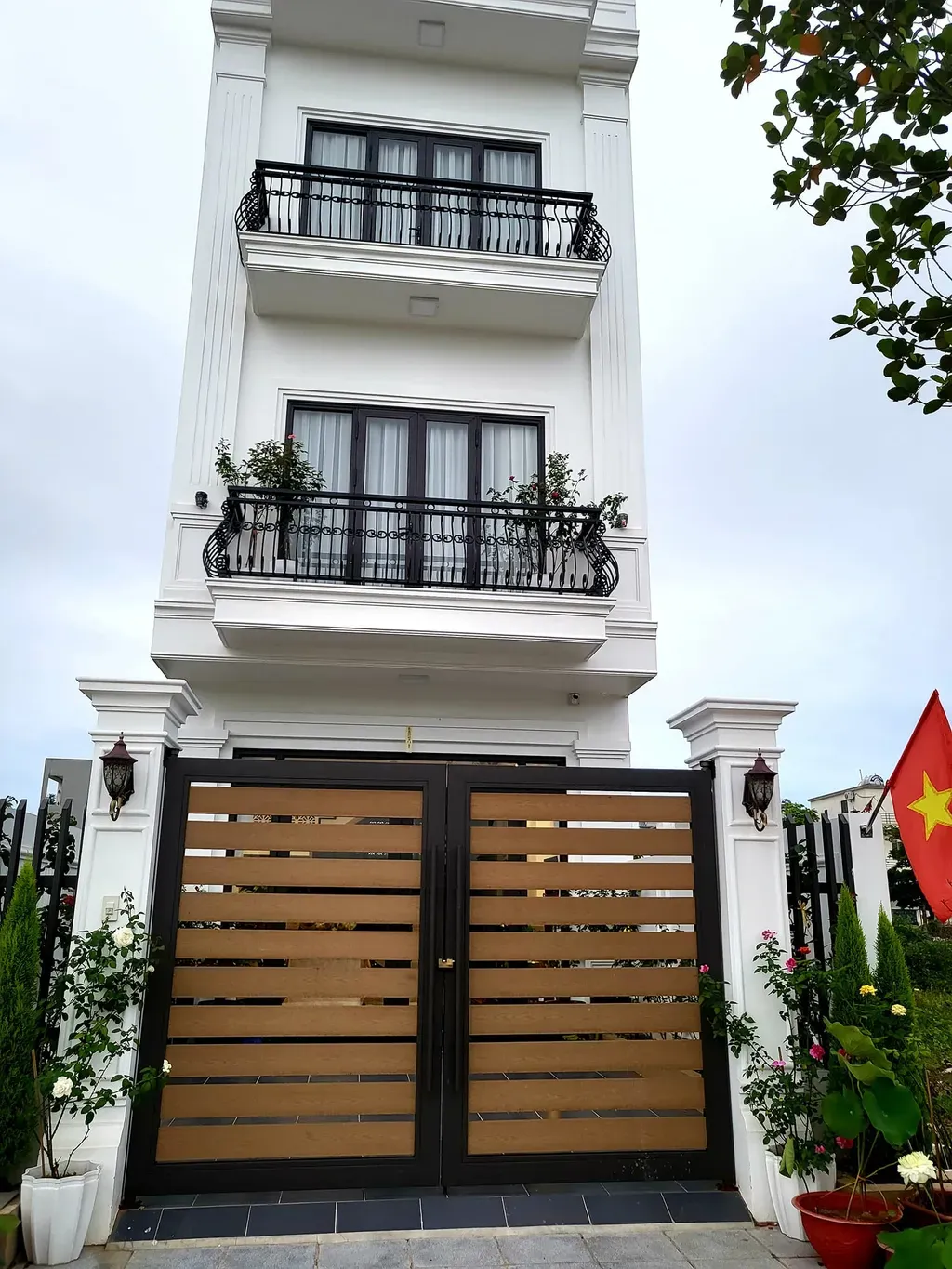 Mặt tiền - “Ngôi nhà hoa hồng” phong cách tân cổ điển kết hợp hiện đại | Space T