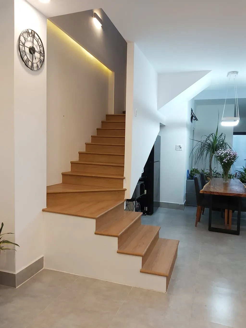 Phòng khách, Cầu thang - Nhà phố có 5 sân, thiết kế nội thất tối giản gần gũi thiên nhiên | Space T