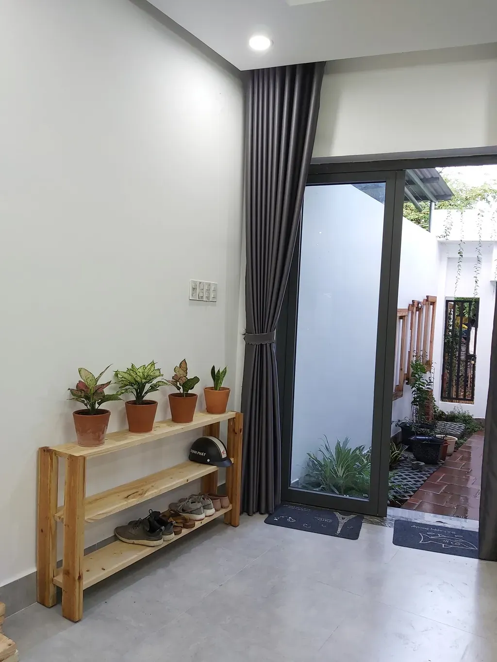 Lối vào - Nhà phố có 5 sân, thiết kế nội thất tối giản gần gũi thiên nhiên | Space T
