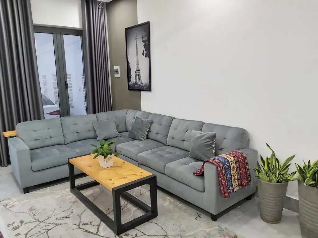 Phòng khách - Nhà phố có 5 sân, thiết kế nội thất tối giản gần gũi thiên nhiên | Space T