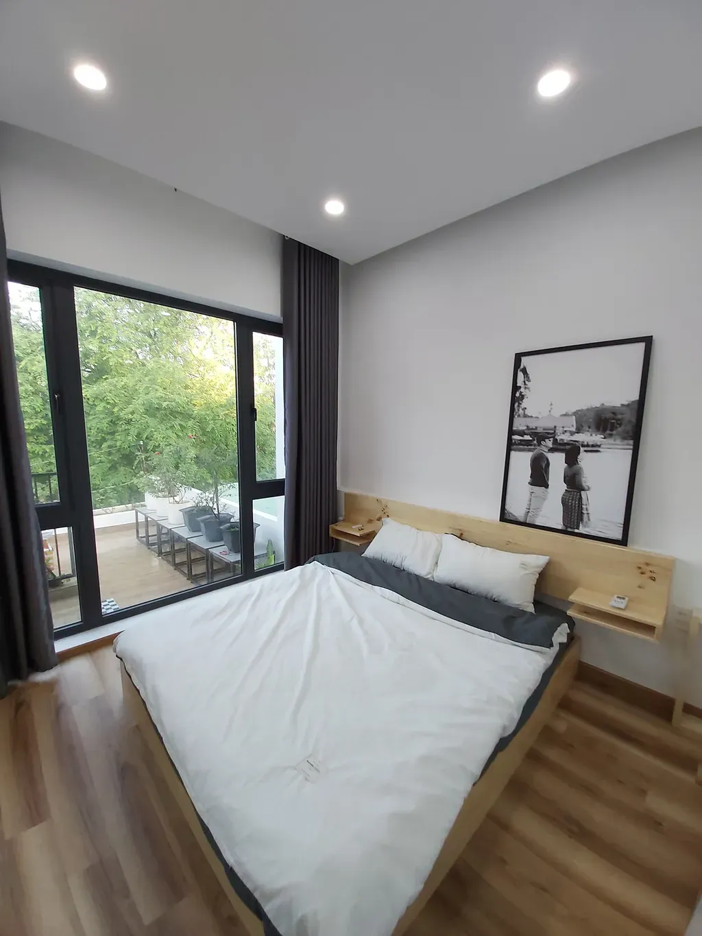 Phòng ngủ - Nhà phố có 5 sân, thiết kế nội thất tối giản gần gũi thiên nhiên | Space T