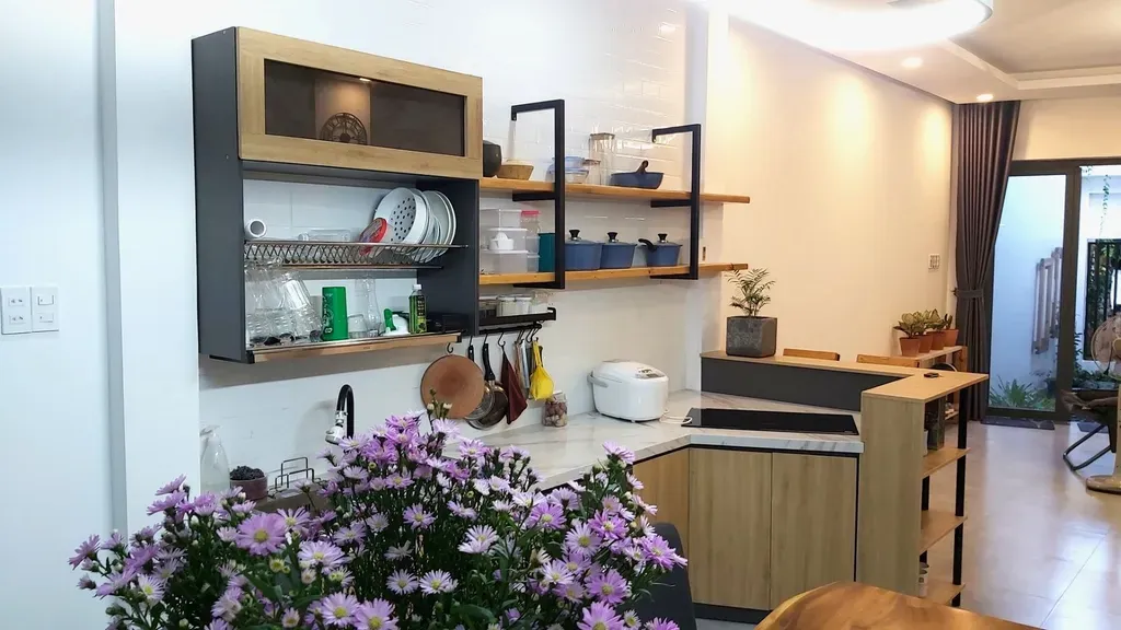 Phòng bếp - Nhà phố có 5 sân, thiết kế nội thất tối giản gần gũi thiên nhiên | Space T