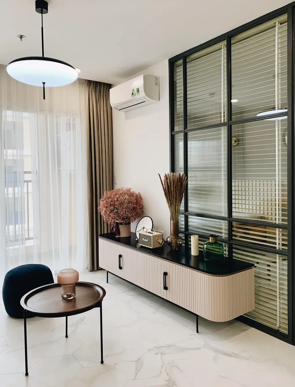Phòng khách - Căn hộ với ý tưởng thiết kế nội thất để giúp nhà sáng và rộng hơn | Space T