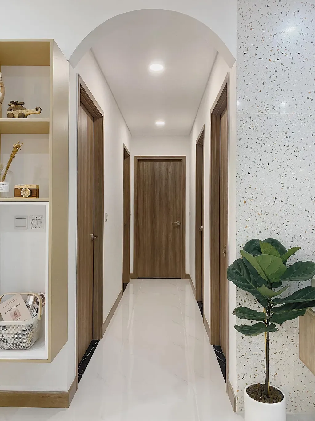 Lối vào - Căn hộ 106m2 được phối màu nội thất nâu - trắng trang nhã mà hiện đại | Space T