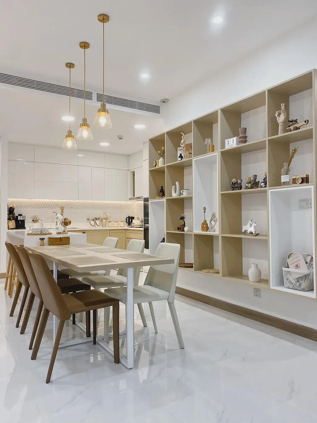 Phòng bếp, Phòng ăn - Căn hộ 106m2 được phối màu nội thất nâu - trắng trang nhã mà hiện đại | Space T