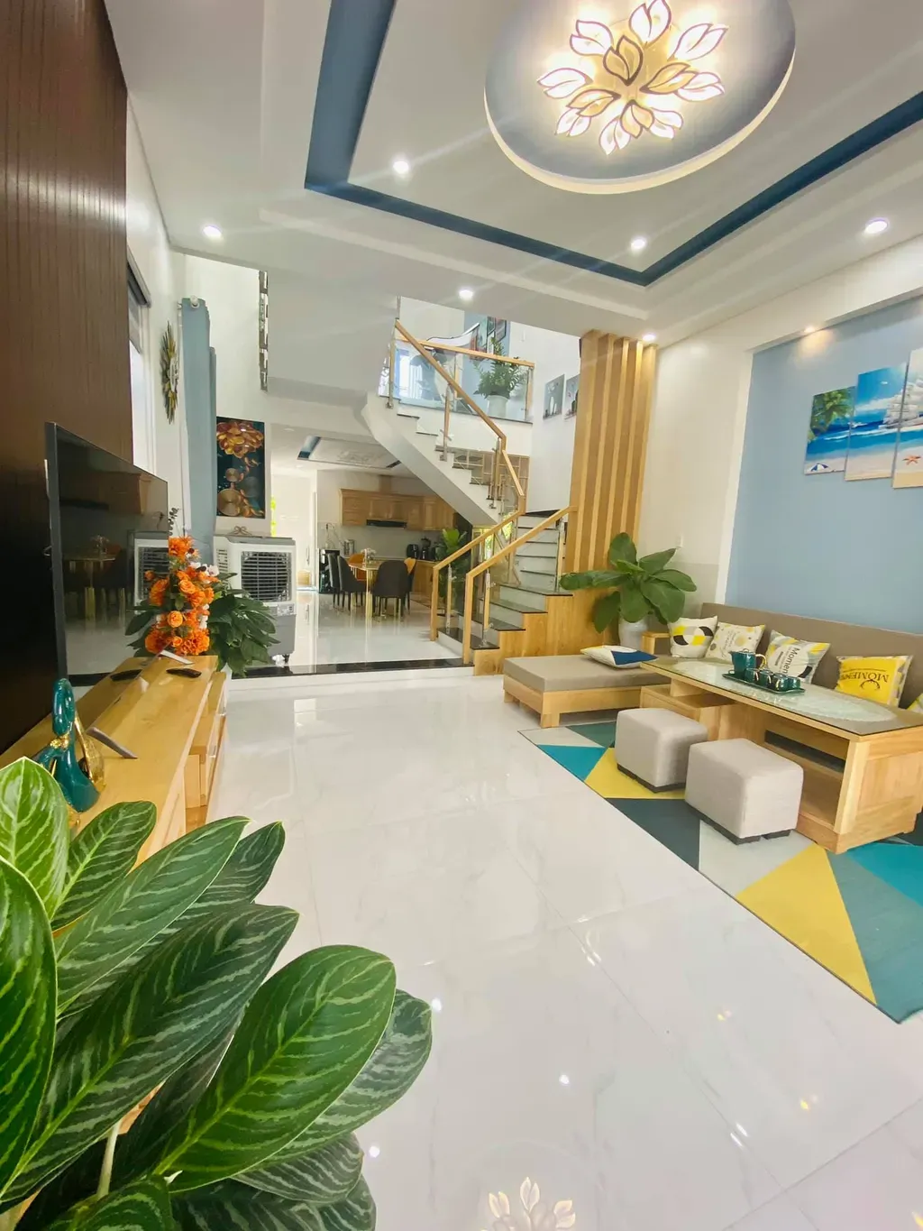 Phòng khách - Ấm áp nhà phố tông màu vàng - xanh biển, trang trí nội thất gỗ | Space T