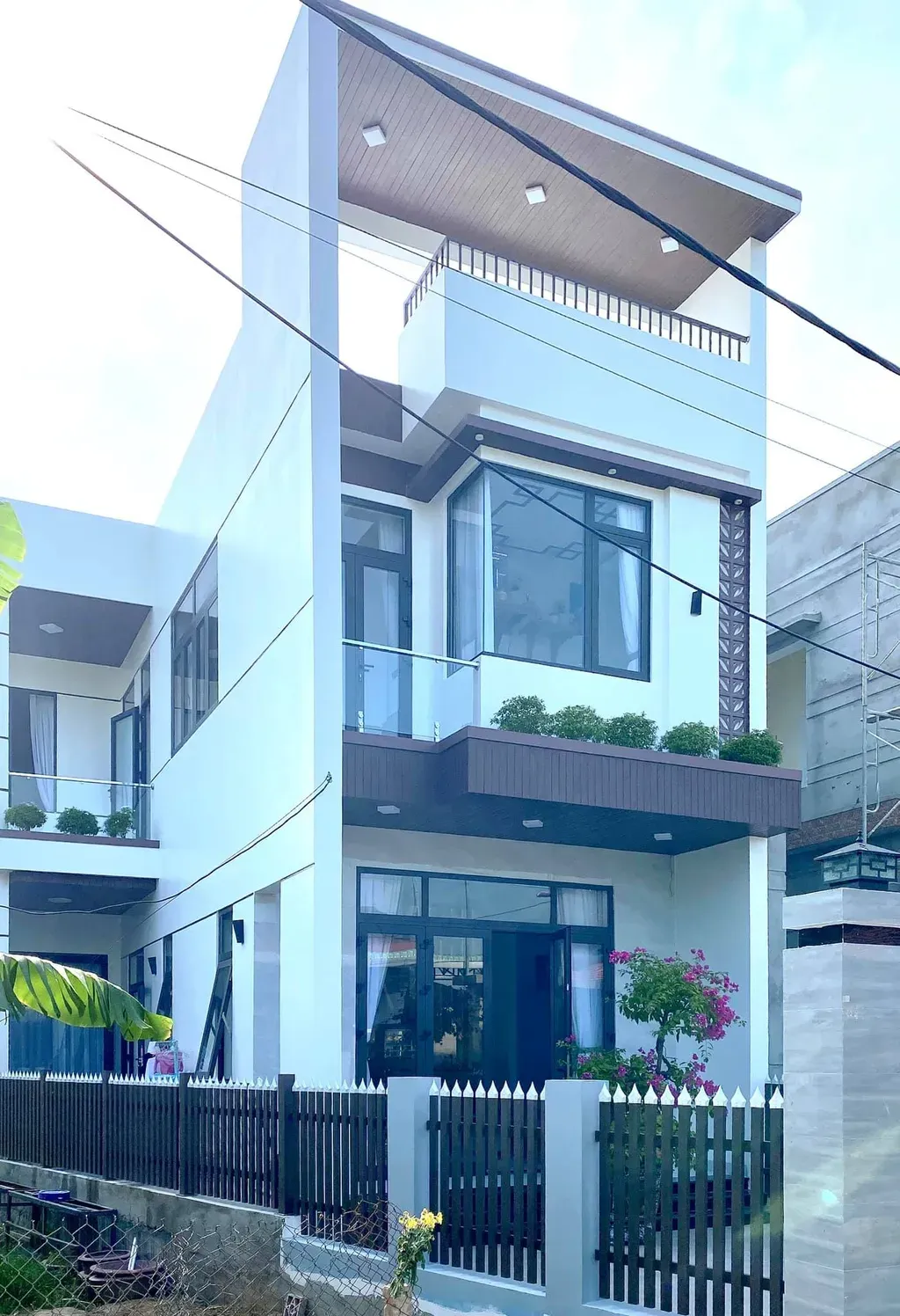 Mặt tiền - Ấm áp nhà phố tông màu vàng - xanh biển, trang trí nội thất gỗ | Space T