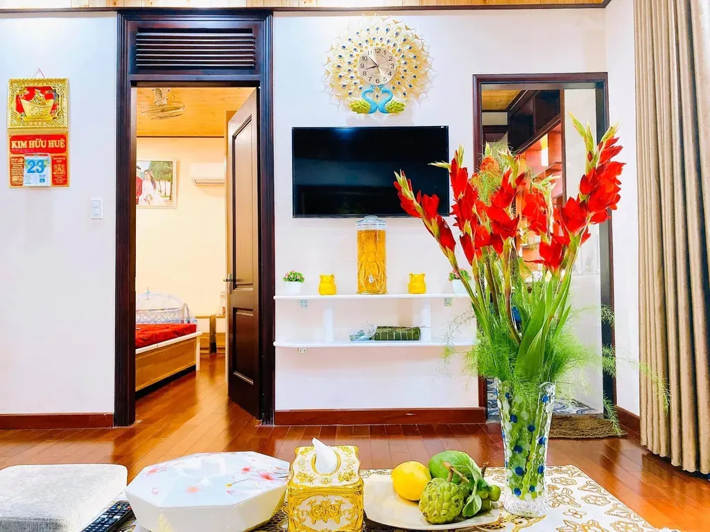 Phòng khách - Nhà phố cổ Hội An kiến trúc cổ điển nổi bật với trần lát gỗ | Space T