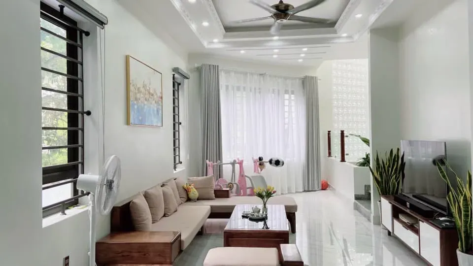 Phòng khách - Nhà phố 3 tầng vát góc xinh xắn chỉ tốn hơn 150 triệu trang trí nội thất | Space T