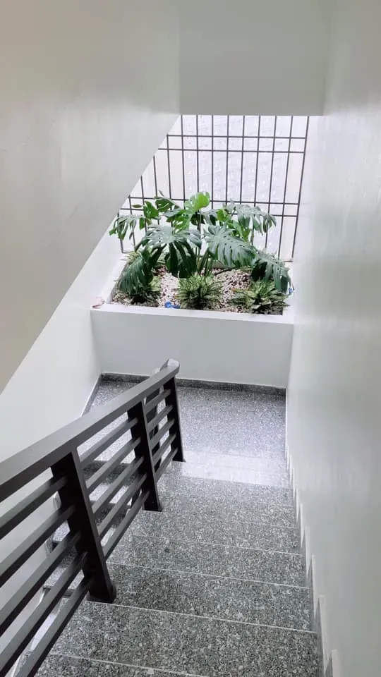 Lối vào, Cầu thang - Nhà phố 3 tầng vát góc xinh xắn chỉ tốn hơn 150 triệu trang trí nội thất | Space T