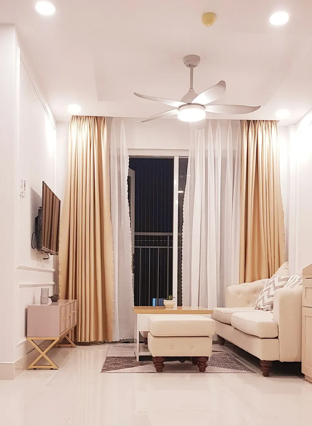 Phòng khách - Căn hộ phong cách tân cổ điển, nội thất cao cấp với tông màu trắng trang nhã  | Space T