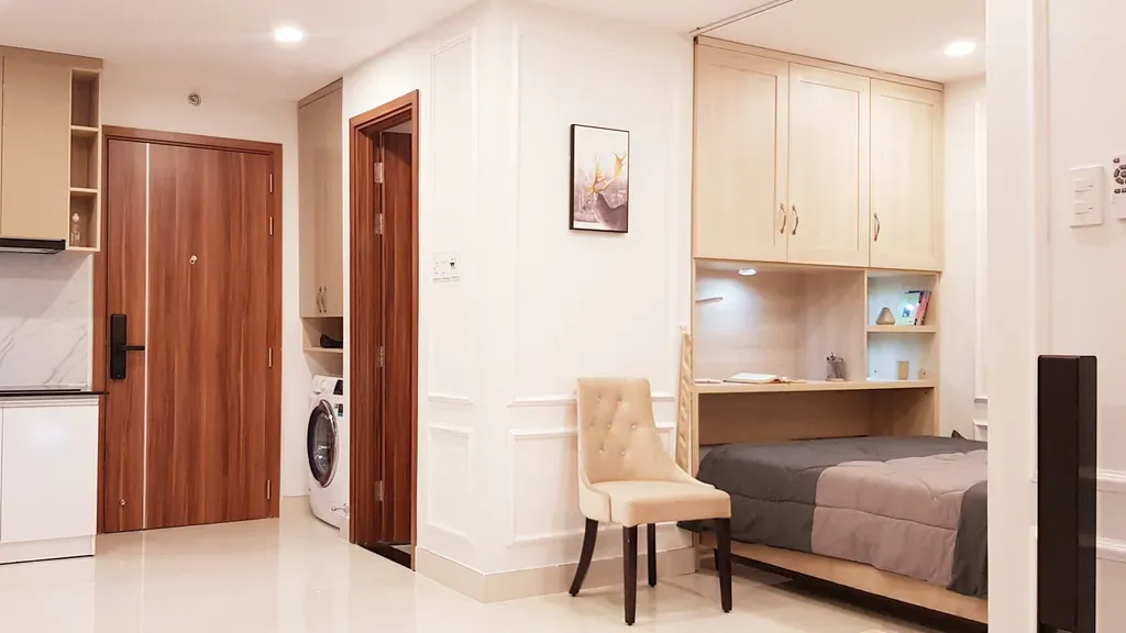 Phòng ngủ, Lối vào - Căn hộ phong cách tân cổ điển, nội thất cao cấp với tông màu trắng trang nhã  | Space T