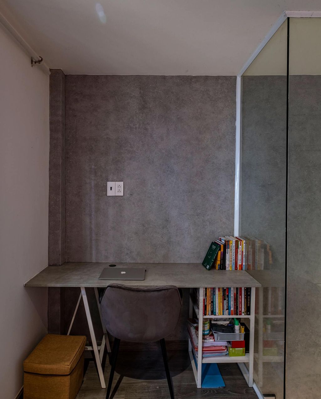 Phòng làm việc - Nhà phố nhỏ xinh được cải tạo đẹp lung linh với đèn spotlight  | Space T