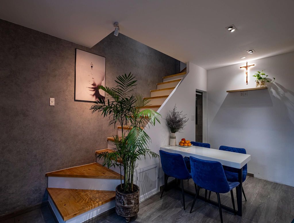 Phòng ăn, Cầu thang - Nhà phố nhỏ xinh được cải tạo đẹp lung linh với đèn spotlight  | Space T