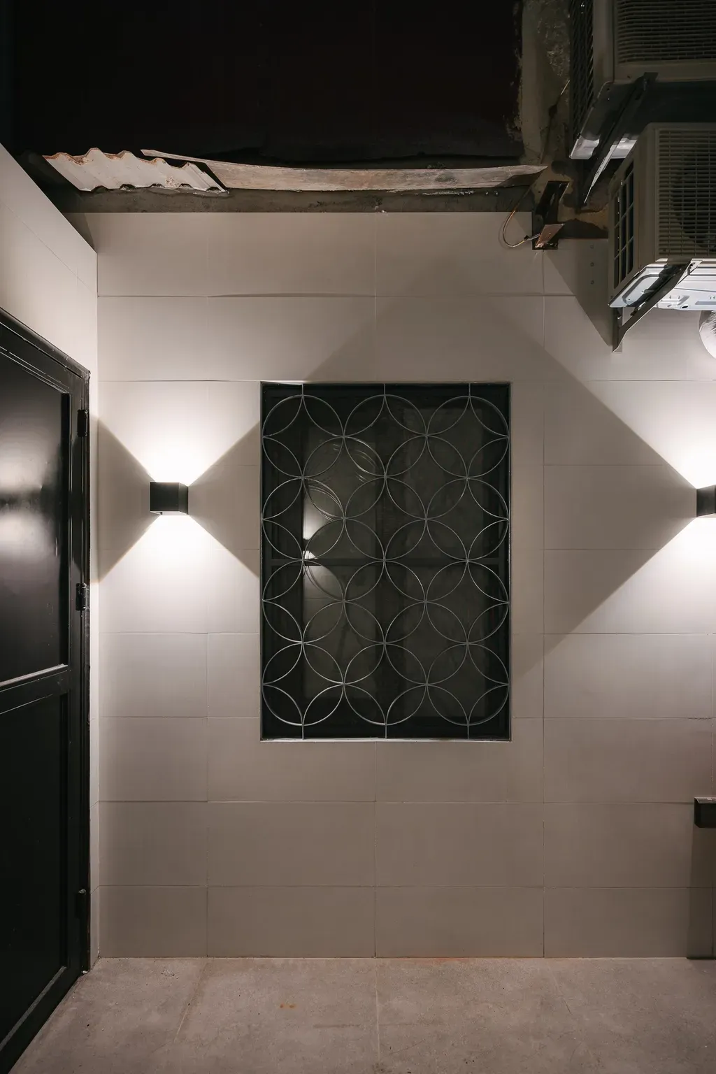 Lối vào - Cô giáo tiếng Nhật cải tạo nhà tập thể cũ an yên và thoáng mát | Space T