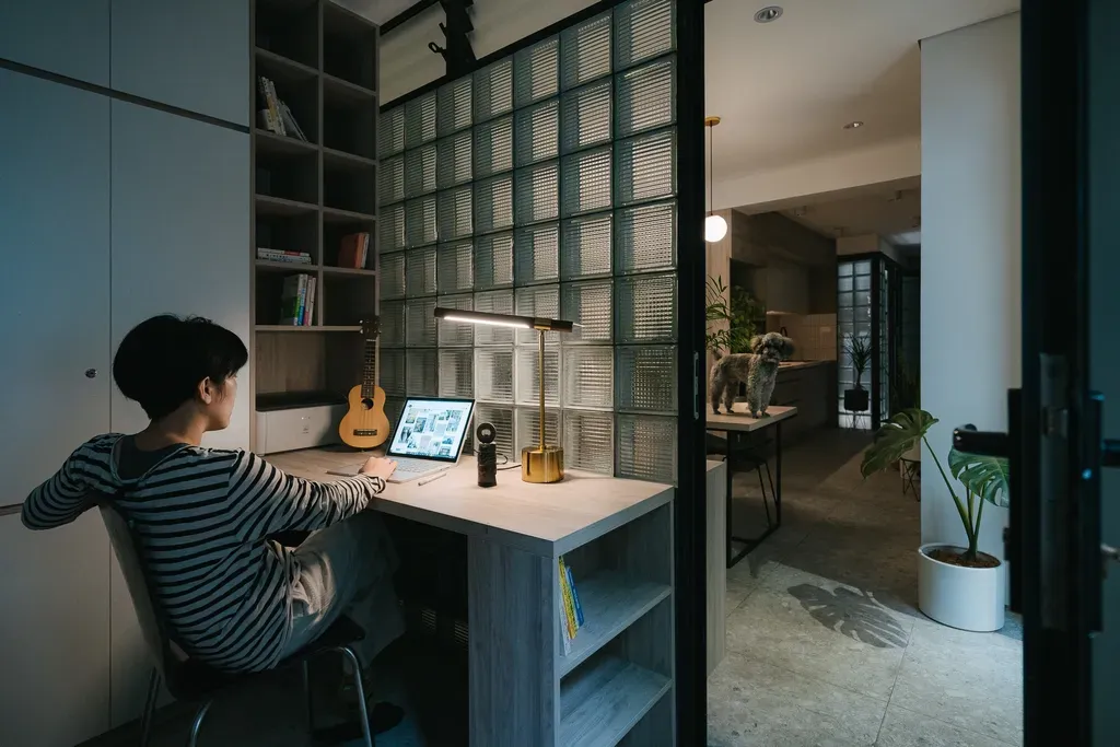Phòng ngủ, Phòng làm việc - Cô giáo tiếng Nhật cải tạo nhà tập thể cũ an yên và thoáng mát | Space T