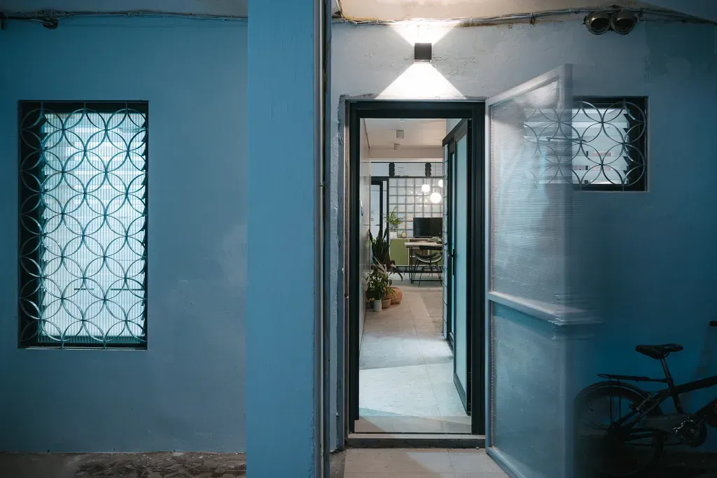 Lối vào - Cô giáo tiếng Nhật cải tạo nhà tập thể cũ an yên và thoáng mát | Space T